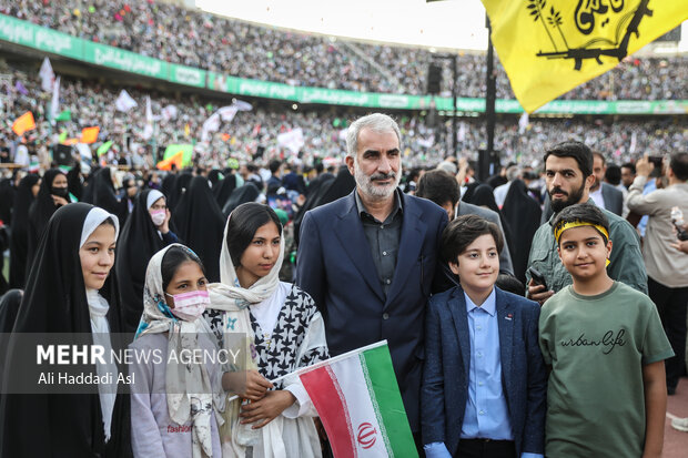 یوسف نوری وزیر آموزش و پرورش در اجتماع بزرگ سلام فرمانده در ورزشگاه آزادی تهران حضور دارد