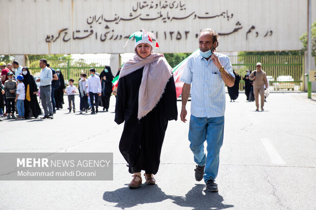 همزمان با ایام هفته مقاومت، اجتماع بزرگ «سلام فرمانده» با حضور دهه هشتاد و نودی‌ها و خانواده‌هایشان همراه با اجرای سرود «سلام فرمانده» و دیگر سرودهای انقلابی پنج شنبه ۵ خرداد در ورزشگاه آزادی تهران برگزار شد