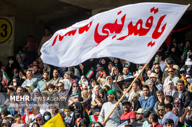 همزمان با ایام هفته مقاومت، اجتماع بزرگ «سلام فرمانده» با حضور دهه هشتاد و نودی‌ها و خانواده‌هایشان همراه با اجرای سرود «سلام فرمانده» و دیگر سرودهای انقلابی پنج شنبه ۵ خرداد در ورزشگاه آزادی تهران برگزار شد