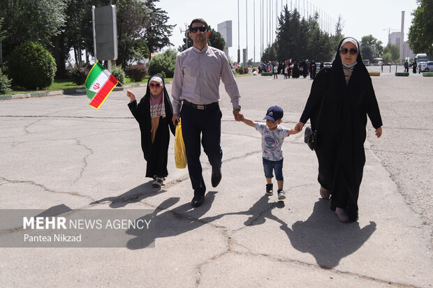 کودکان به همراه خانواده هایشان در حال ورود به ورزشگاه آزادی برای شرکت در اجتماع سلام فرمانده هستند