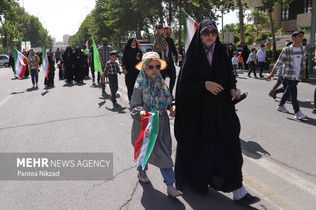 کودکان به همراه خانواده هایشان در حال ورود به ورزشگاه آزادی برای شرکت در اجتماع سلام فرمانده هستند