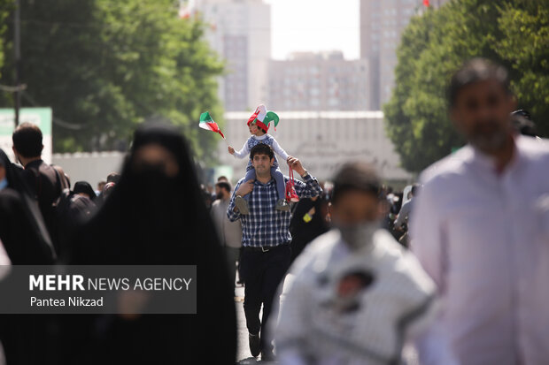 کودکان به همراه خانواده هایشان در حال ورود به ورزشگاه آزادی برای شرکت در اجتماع سلام فرمانده هستند