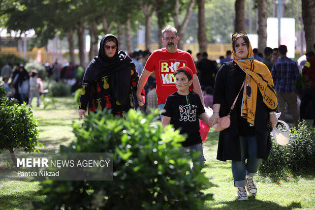 کودکان به همراه خانواده هایشان در حال ورود به ورزشگاه آزادی برای شرکت در اجتماع سلام فرمانده هستند