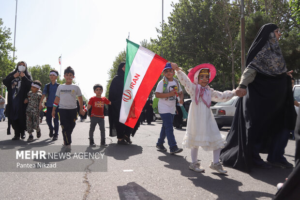 کودکان به همراه خانواده هایشان در حال ورود به ورزشگاه آزادی برای شرکت در اجتماع سلام فرمانده هستند