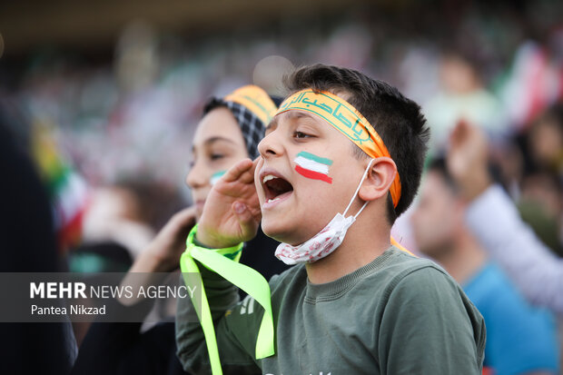 اجرای سرود سلام فرمانده در ورزشگاه آزادی