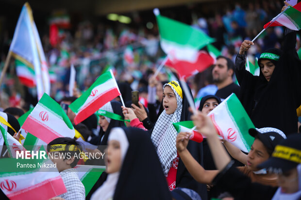 اجتماع بزرگ «سلام فرمانده» با حضور دهه هشتاد و نودی‌ها و خانواده‌هایشان همراه با اجرای سرود «سلام فرمانده» و دیگر سرودهای انقلابی پنج شنبه در ورزشگاه آزادی تهران برگزار شد