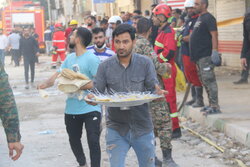 Abadan halkı ekip çalışanlarını yalnız bırakmadı
