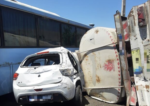 تصادف خونین یک خودرو با تانکر سوخت در گچین تصادف خونین یک خودرو با تانکر سوخت در گچین