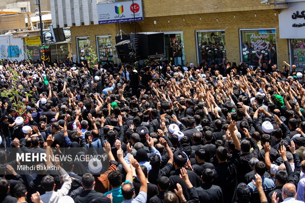 قم سوگوار صادق آل محمد (ص)/ عردستههای عزادار به سمت حرم مطهر