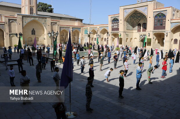 اجرای سرود «سلام فرمانده» در مسجد عمادالدوله کرمانشاه