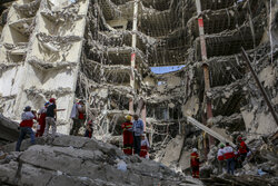 İran'da çöken binada can kaybı 34'e çıktı