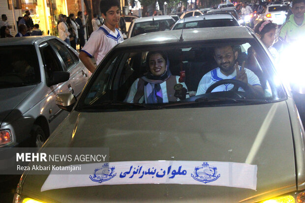 شادی مردم انزلی پس از صعود ملوانان به لیگ برتر