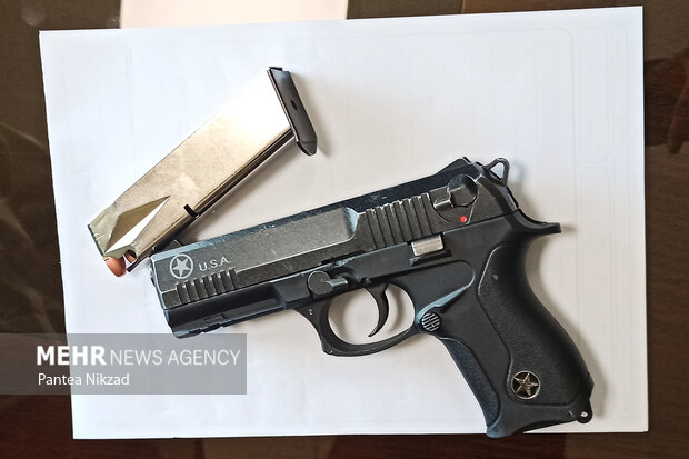 اسلحه کشف شده از متهم تیراندازی صبح شنبه توسط پلیس به خبرنگاران نمایش داده شد