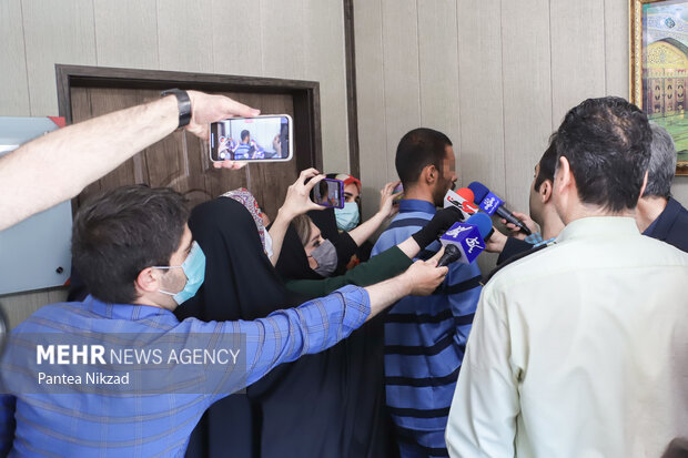 خبرنگاران در حال مصاحبه با متهم حادثه تیر اندازی صبح شنبه در خیابان طالقانی شهر تهران هستند