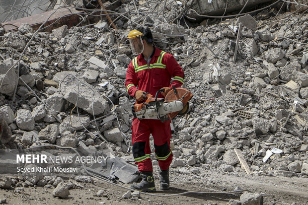 خانوادههای کارگران چشم انتظار پیکر فرزندان/آوار آرزوها در متروپل
