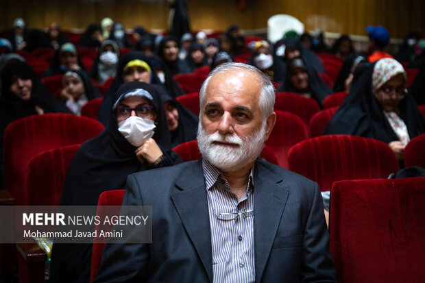 رونمایی از کتاب « هواتو دارم » رونمایی از کتاب « هواتو دارم »