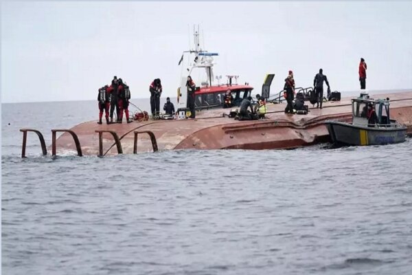 Filipinler'de gemi  kazasi: 8 kişi kayboldu Filipinler'de gemi  kazasi: 8 kişi kayboldu