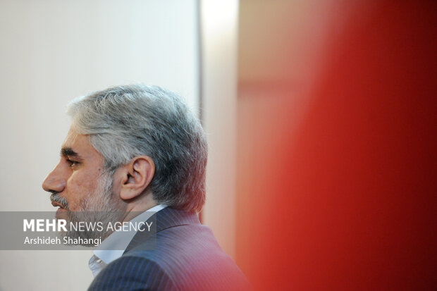 یاسر احمدوند رئیس سی و سومین نمایشگاه بین المللی کتاب تهران در حال پاسخ دادن به سوالات خبرنگاران در نشست خبری نمایشگاه کتاب است