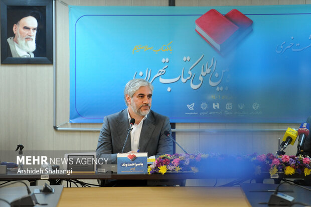یاسر احمدوند رئیس سی و سومین نمایشگاه بین المللی کتاب تهران در حال پاسخ دادن به سوالات خبرنگاران در نشست خبری نمایشگاه کتاب است