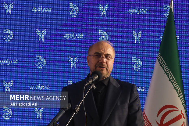 محمد باقر قالیباف رئیس مجلس شورای اسلامی در حال سخنرانی در مراسم افتتاحیه رویداد ملی عصر امید است