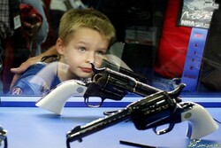برگزاری نمایشگاه سلاح در آمریکا چند روز پس از کشتار کودکان دبستانی