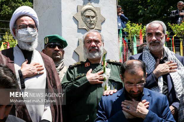 سردار فدوی جانشین فرمانده کل سپاه پاسداران و یوسف نوری وزیر آموزش و پرورش  در مراسم تشییع و تدفین دو شهید گمنام دفاع مقدس در اردوگاه شهید باهنرحضور دارند 