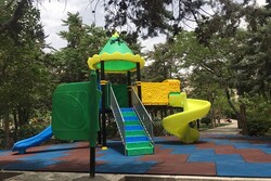 نصب وسایل بازی و کفپوش ایمن در بوستان‌های منطقه۲
