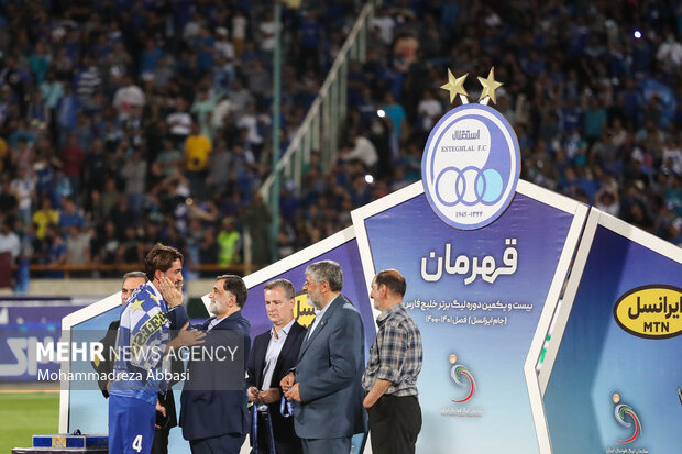  سیاوش یزدانی در حال گرفتن مدال خود در  جشن قهرمانی تیم فوتبال استقلال تهران است