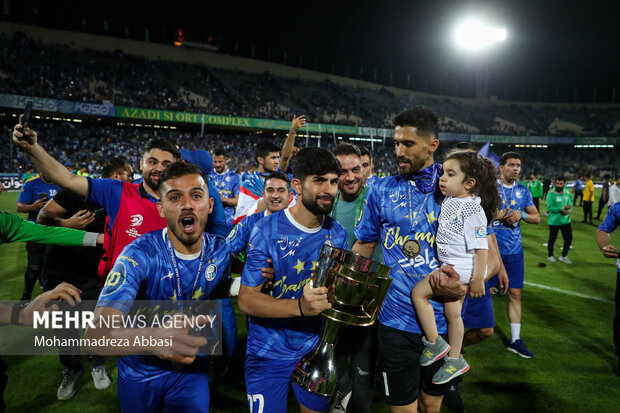 جشن قهرمانی تیم فوتبال استقلال تهران بعدازظهر امروز دوشنبه در ورزشگاه آزادی تهران و در حضور صد هزار هوادار تیم فوتبال استقلال تهران  برگزار شد