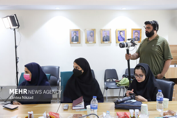 خبرنگاران در نشست رسانه ای مهدی نقویان مدیرعامل مؤسسه اندیشه شهید آوینی در محل این موسسه حضور دارند