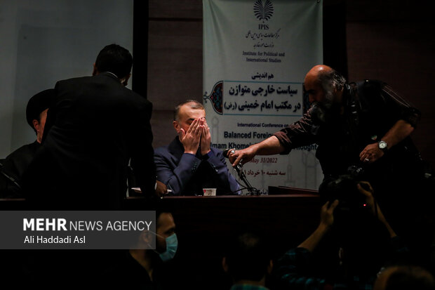 Balance Foreign Policy Symposium in Imam Khomeini’s School