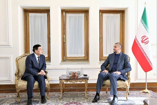 Iran FM, China diplomat discuss expanding bilateral relations
