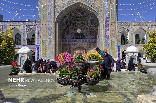 آزین‌بندی حرم مطهر رضوی در روز میلاد حضرت معصومه (س)