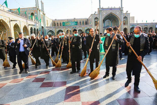 آیین جاروکشی خادمان حرم مطهر حضرت معصومه(س) برگزار شد