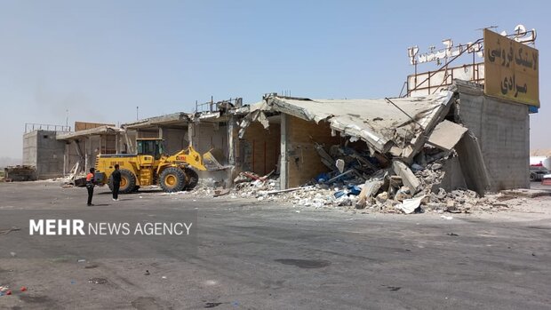 تخریب ۵۰ مغاز غیرمجاز در کنار آزادراه بندرعباس - سیرجان