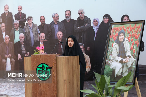  فرزند مرحوم مریم کاظم‌زاده در حال سخنرانی در مراسم آیین بزرگداشت مریم کاظم‌زاده اولین عکاس زن دفاع مقدس است
