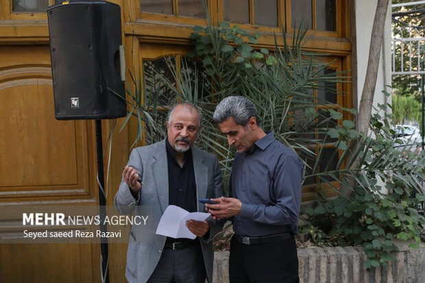  علیرضا عابدی عکاس پیشکسوت و حسین بهرامی عکاس در حال گفتگو با یکدیگر هستند 
