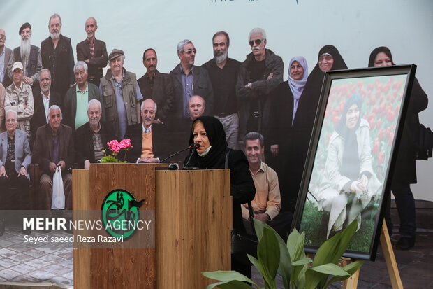  دکتر مینو بدیعی همکار مرحوم مریم کاظم‌زاده در حال سخنرانی در مراسم آیین بزرگداشت مریم کاظم‌زاده اولین عکاس زن دفاع مقدس است