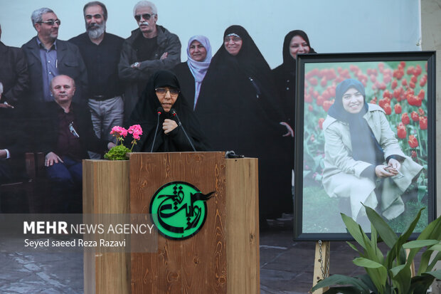  همسر جانباز مجتبی شاکری از دوستان مرحوم مریم کاظم‌زاده در حال سخنرانی در مراسم آیین بزرگداشت مریم کاظم‌زاده اولین عکاس زن دفاع مقدس است
