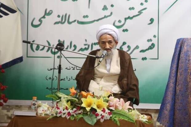 انقلاب اسلامی ایران محور و ملاک است