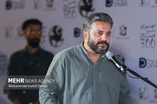 سعیدی خبرنگار خبرگزاری مهر در نشست خبری کنسرت نمایش سی‌صد سوالات خود را از عوامل پروژه پرسید