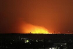 انفجار انبار بزرگ مهمات در شمال ادلب/ اصابت ترکش موشکها به فاصله صدها متر