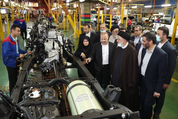 رئیس جمهور از یک کارخانه تولید خودرو بازدید کرد