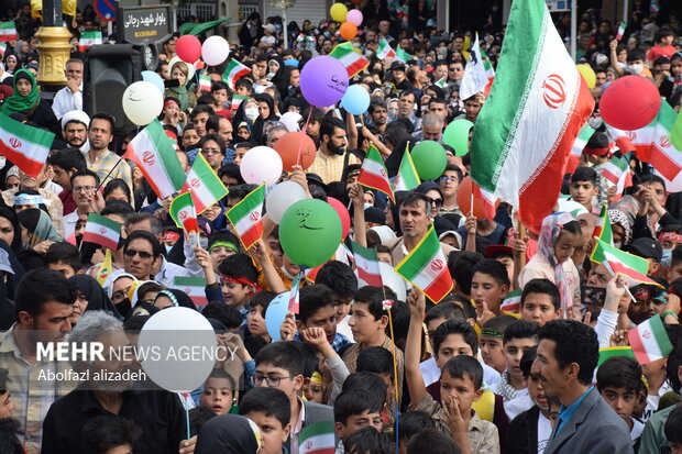 اجرای سرود «سلام فرمانده» با حضور ۵ هزار دهه نودی در کوار اجرای سرود «سلام فرمانده» با حضور ۵ هزار دهه نودی در کوار