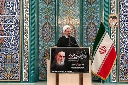 جریان غربی و عربی در تلاش برای تحریف شخصیت امام خمینی(ره) هستند