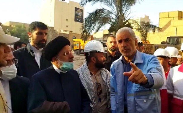 Reisi, Abadan kentinde çöken binada incelemelerde bulundu Reisi, Abadan kentinde çöken binada incelemelerde bulundu