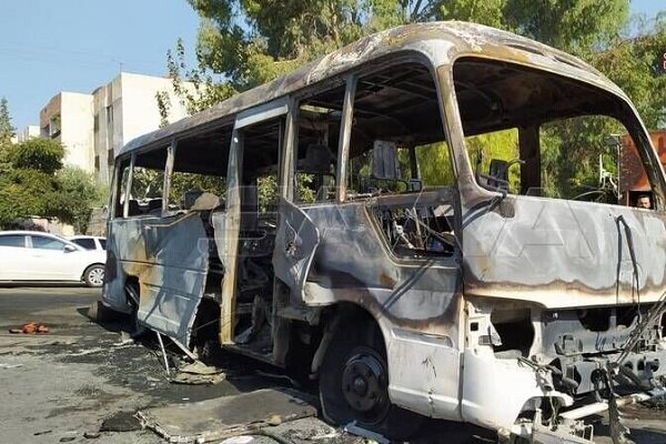 استشهاد 3 مواطنين وإصابة 21 باعتداء إرهابي على حافلة جنوب دير الزور