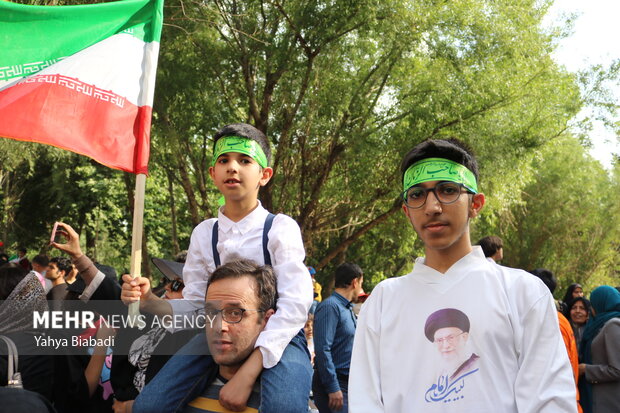 اجتماع بزرگ هم خوانی « سلام فرمانده» در راهپیمایی ۱۵خرداد ورامین اجتماع بزرگ هم خوانی « سلام فرمانده» در راهپیمایی ۱۵خرداد ورامین