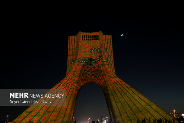 İmam Humeyni'nin vefatı ile ilgili fotoğraflar Azadi kulesine yansıtıldı