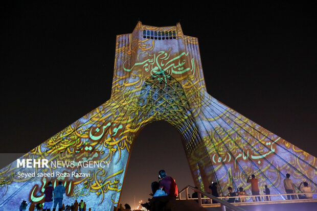 İmam Humeyni'nin vefatı ile ilgili fotoğraflar Azadi kulesine yansıtıldı